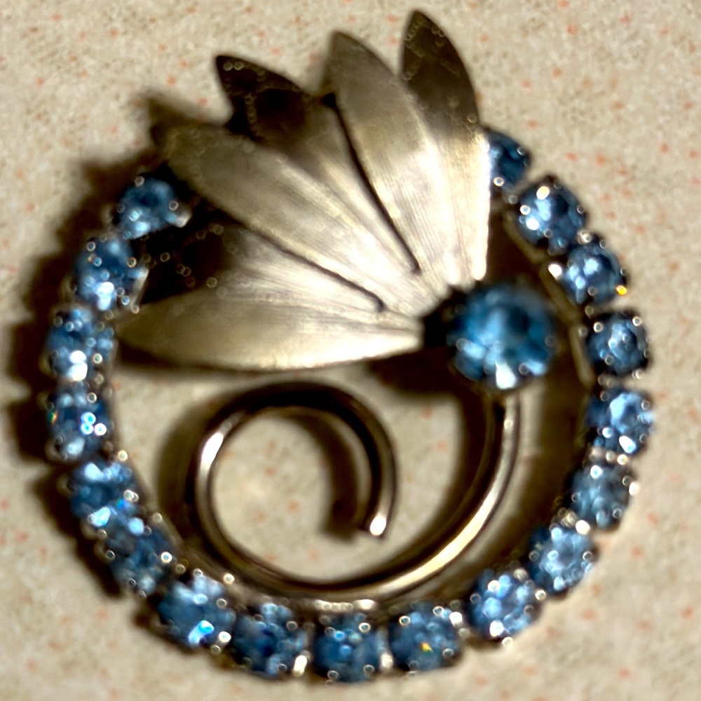 Vintage silver tone brushed and polished with blue rhinestones broach (670)
